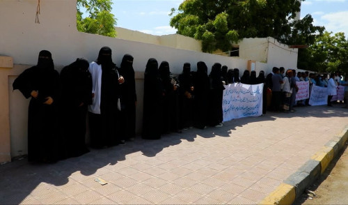 وقفة احتجاجية لعمال مستشفى ابن سيناء بالمكلا تنديدًا بـ "التضييق" على احتجاجاتهم 
