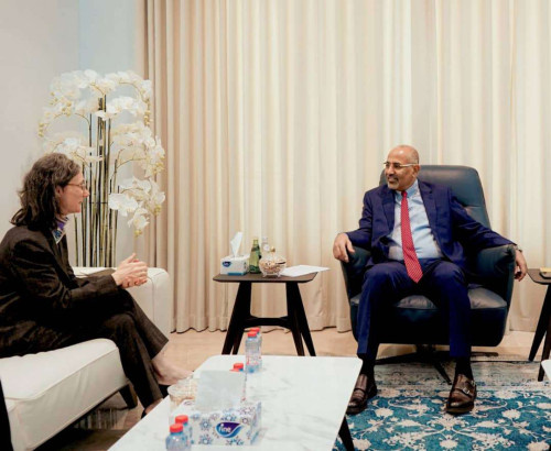 الرئيس الزُبيدي يناقش مع سفيرة فرنسا مستجدات الوضع الإنساني في بلادنا
