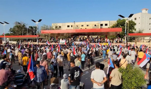 احتجاجات حاشدة في العاصمة عدن للمطالبة بإنقاذ الأوضاع 