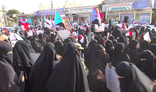 وقفة احتجاجية لنساء لحج تنديدا بتدهور الأوضاع المعيشية والاقتصادية