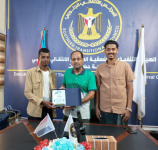 منسقية الانتقالي بجامعة حضرموت تتسلم درع شكر من منتدى الطالب الجامعي بمديرية حجر