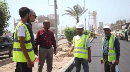 انطلاق أعمال سفلتة طريق حيوي بمديرية الشيخ عثمان بالعاصمة عدن