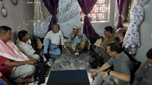 رئيس تنفيذية انتقالي حضرموت يطمئن على صحة المناضل أحمد الدقيل