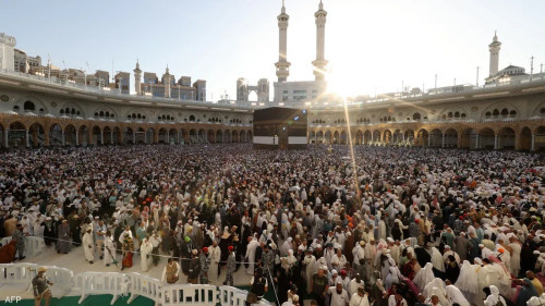 في ختام رحلة العمر.. الحجاج يؤدون طواف الوداع