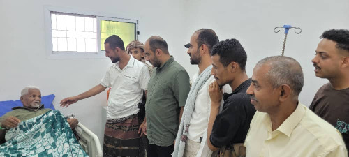 بتوجيهات الرئيس الزُبيدي..  النوبي وقايد  يطمئنان على صحة المناضل مبارك هندي