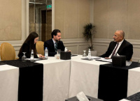 الرئيس الزُبيدي يلتقي القائم بأعمال السفير الأمريكي ويؤكد أهمية دعم جهود السلام والاستقرار الاقتصادي في بلادنا