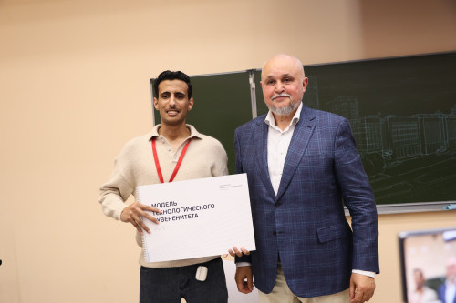 الطالب الجنوبي عبدالرحمن معوضة يلتقي وزير الطاقة الروسي على هامش منتدى "إنجير 2025" للطاقة