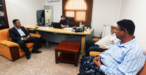 رئيس تنفيذية انتقالي أبين يتفقد مصنع الاسمنت بباتيس 