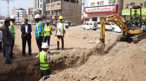 الوكيل الزامكي  يتفقد سير العمل في مشروع إعادة تأهيل شارع الخمسين
