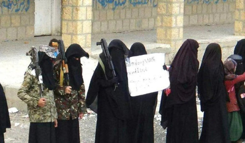 مليشيات الحوثي تلزم طالبات صنعاء بارتداء «الشادور الإيراني»