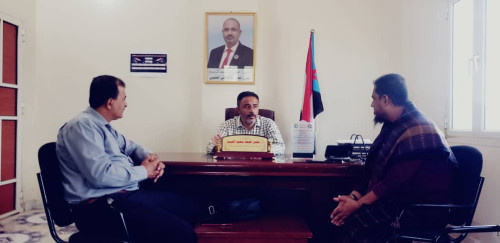 رئيس تنفيذية انتقالي أبين يناقش تحسين الأداء الخدمي في خنفر