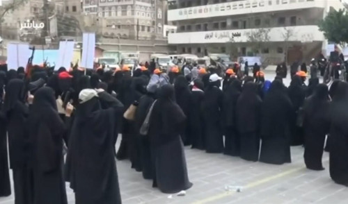 الحوثيون يجبرون عقال أحياء بالحديدة على فتح منازلهم لتجنيد النساء