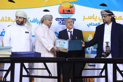 فريق التوجيه والرقابة الرئاسي يشارك أبناء المهرة ختام فعاليات المهرجان الثقافي التراثي الثاني