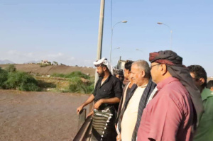 فريق التوجيه والرقابة الرئاسي يتفقد الأضرار التي لحقت بجسر العرائس جراء السيول في لحج