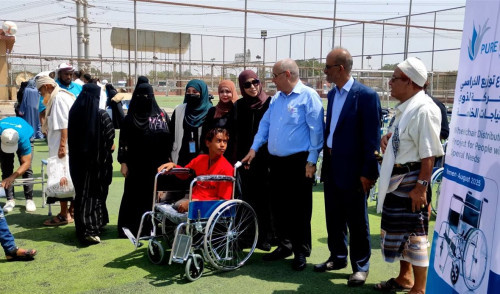 عدن.. صندوق رعاية المعاقين يوزع 740 كرسيًا متحركًا وأدوات مساندة 