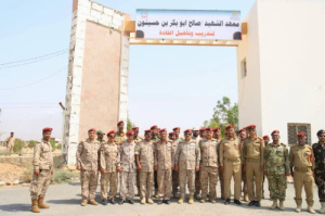 وزير الدفاع يعقد اجتماعاً موسعاً بقيادة المنطقة الثانية ويفتتح معهد تأهيل القادة