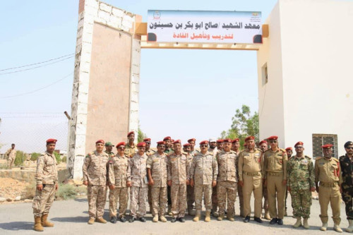 وزير الدفاع يعقد اجتماعاً موسعاً بقيادة المنطقة الثانية ويفتتح معهد تأهيل القادة