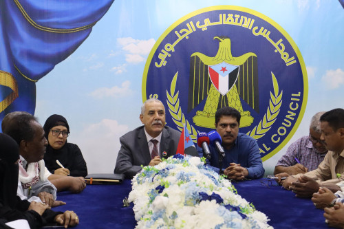 فريق التوجيه والرقابة الرئاسي يعقد اجتماعًا باتحاد نقابات عمال الجنوب ونقابة المعلمين الجنوبيين واللجان المجتمعية بالمكلا