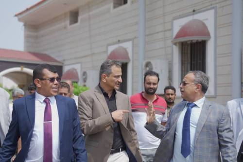 محافظ العاصمة عدن  يزور كلية طب الأسنان