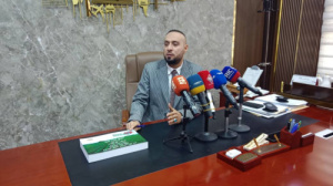 خلال مؤتمر صحفي.. وكيل وزاره الصناعة والتجارة بعدن: سيتم شطب أي وكالة أو علامة تجارية لم تستكمل  الاجراءات القانونيه لدي الوزارة