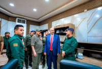 الرئيس الزُبيدي يزور شرطة العاصمة عدن ويطّلع على سير العمل في إداراتها
