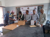 انتقالي جحاف يقدم مستلزمات مدرسية على عدد من مدارس المديرية