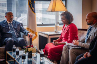 الرئيس الزُبيدي يبحث مع مسؤولة رفيعة في برنامج الأغذية العالمي سُبل تعزيز المساعدات الإنسانية لبلادنا