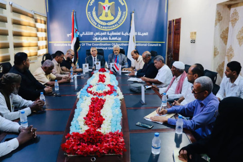 فريق التوجيه والرقابة الرئاسي يعقد اجتماعاً مشتركاً مع تنفيذية انتقالي حضرموت ومنسقية الجامعة بالمحافظة