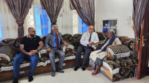 فريق التوجيه والرقابة الرئاسي يطمئن على صحة المناضل أحمد بامعلم بالمكلا