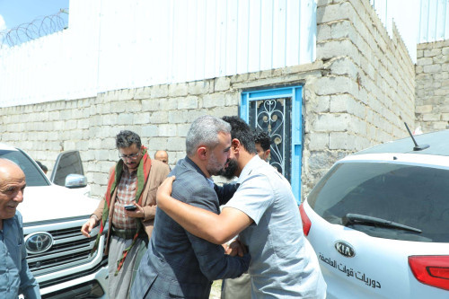 رئيس هيئة الإعلام والثقافة يقدم واجب العزاء والمواساة لأسرة المناضل كمال الجبني