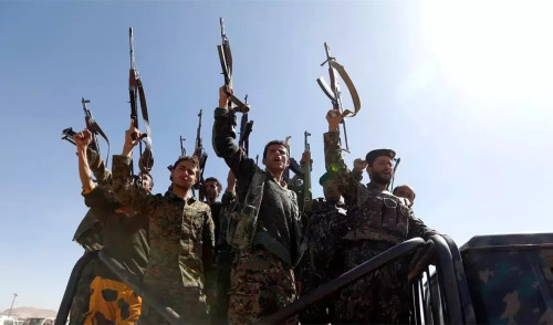 رويترز: الحوثيون يحكمون بالتجويع والقمع.. والمساعدات أداة للابتزاز وتجنيد الأطفال 