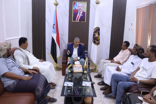 فريق التوجيه والرقابة الرئاسي يلتقي مدير عام هيئة مياه الريف بالمهرة
