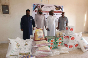 انتقالي حصوين يقدم سلالًا غذائية لسكن معلمي المديرية