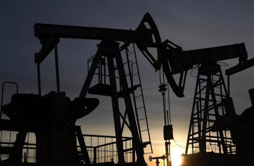 ارتفاع أسعار النفط عقب تقارير عن خطط أمريكية لضرب فنزويلا