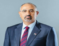 الرئيس الزُبيدي يُعزّي اللواء قاسم سعيد بن سعيد في وفاة زوجته