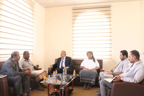 فريق التوجيه والرقابة الرئاسي يبحث مع مدير مديرية الغيضة سُبل تعزيز العمل الإداري والخدمي