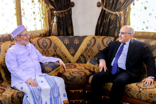 الكثيري يطّلع على أوضاع جامعة الأحقاف وتخصصاتها الأكاديمية