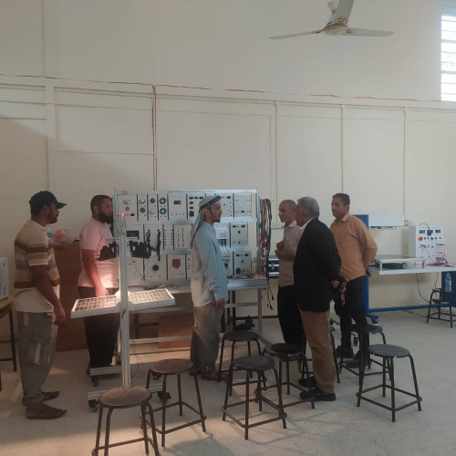 مدير عام مكتب التعليم الفني يتفقد مختبر الطاقة البديلة في المعهد التقني الصناعي بالمعلا