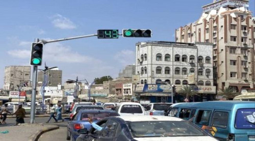 تشغيل تجريبي لإشارات المرور الضوئية في جولة القاهرة بالعاصمة عدن