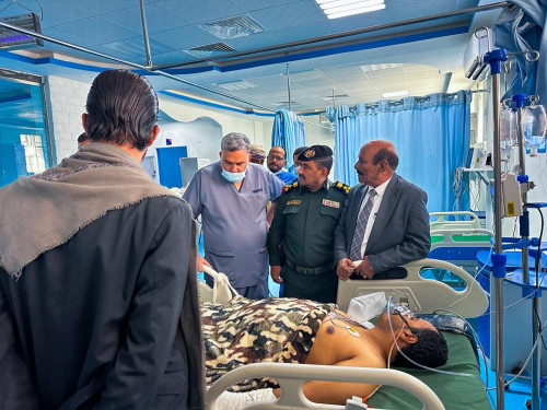 رئيس تنفيذية انتقالي شبوة يطمئن على صحة جريح الهجوم الإرهابي في المصينعة