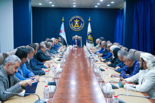 الرئيس الزُبيدي يترأس اجتماعاً موسعاً لهيئة رئاسة المجلس الانتقالي والأمانة العامة