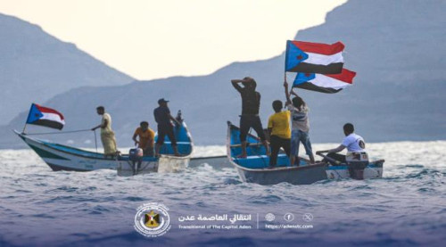 ضمن احتفالات ذكرى الاستقلال.. انتقالي العاصمة عدن ينظم كرنفالاً بحرياً للزوارق في مديرية البريقة