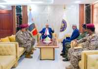 الرئيس الزُبيدي يطّلع على الأوضاع العسكرية الأمنية في سقطرى ويشيد بحالة الاستقرار التي تعيشها المحافظة