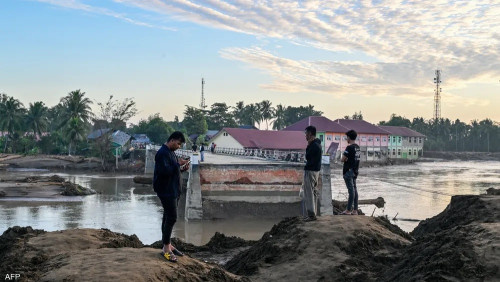 كارثة في إندونيسيا.. الفيضانات تبتلع 500 شخص