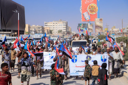 انتقالي عتق ينظم مسيرة جماهيرية احتفالًا بانتصارات القوات الجنوبية في عارين وحضرموت