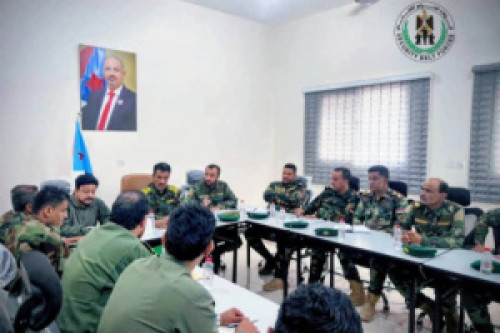 العميد الربيعي يترأس اجتماعًا بقيادات حزام العاصمة عدن ويشدّد على رفع الجاهزية واستدعاء كافة القوة 