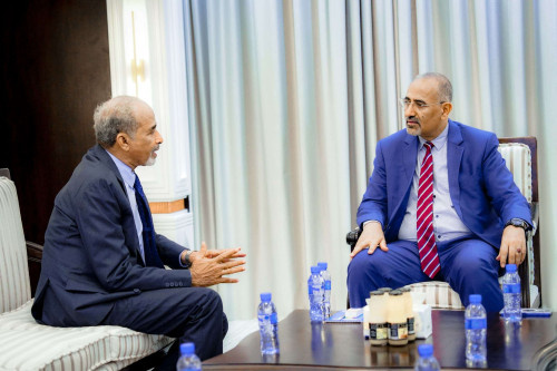 الرئيس الزُبيدي يبحث مع الفريق الصبيحي مستجدات الأوضاع العسكرية والأمنية