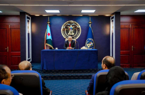 الرئيس الزُبيدي يعقد اجتماعًا موسعًا بقيادات المجلس الانتقالي الجنوبي