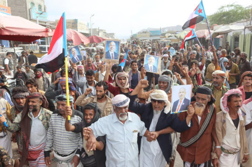 انتقالي المحفد ينظم مسيرة جماهيرية ومهرجانًا خطابيًا للمطالبة بإعلان دولة الجنوب العربي