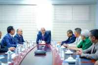 الرئيس الزُبيدي يتفقد سير العمل بوزارة الصناعة والتجارة